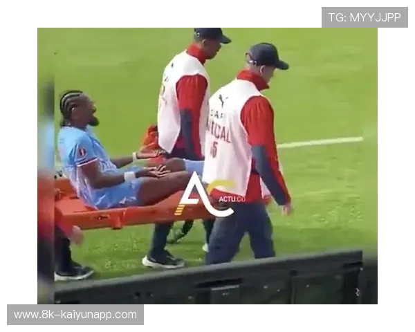 非洲杯现温情一幕：红河队球员进球后高举外公遗像告慰亲人