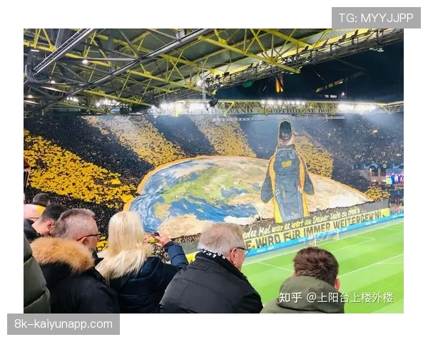 成都凤凰山足球场外，未能进场球迷场外大屏幕观赛成风景