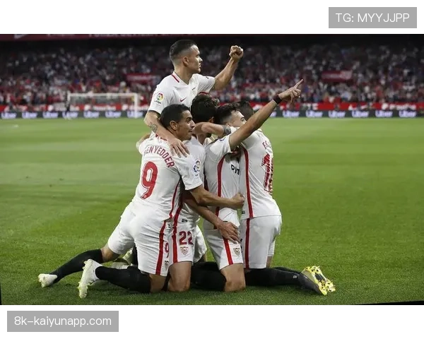 特写:塞尔塔主场为已故传奇举办纪念仪式,万名球迷点亮手机灯 特写:塞尔塔主场为已故传奇举办纪念仪式,万名球迷点亮手机灯