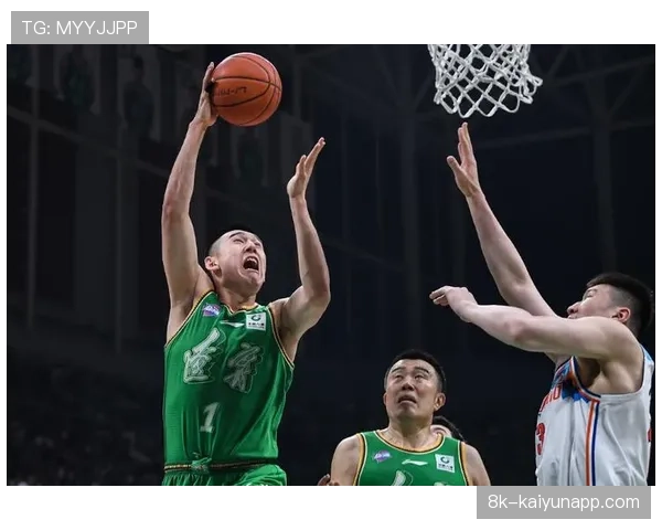 特写:韩德君封盖后振臂怒吼,辽宁替补席集体沸腾 特写:韩德君封盖后振臂怒吼,辽宁替补席集体沸腾